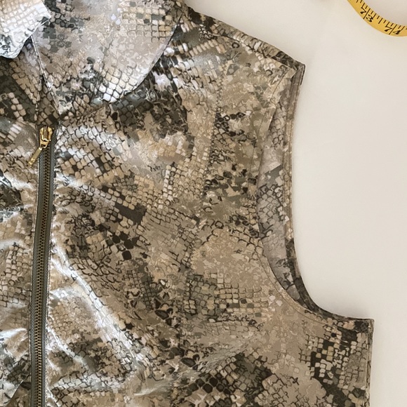 Chico's Zenergy Size 2=Medium Neema
Marissa Python print green & cream vest - Picture 13 of 14